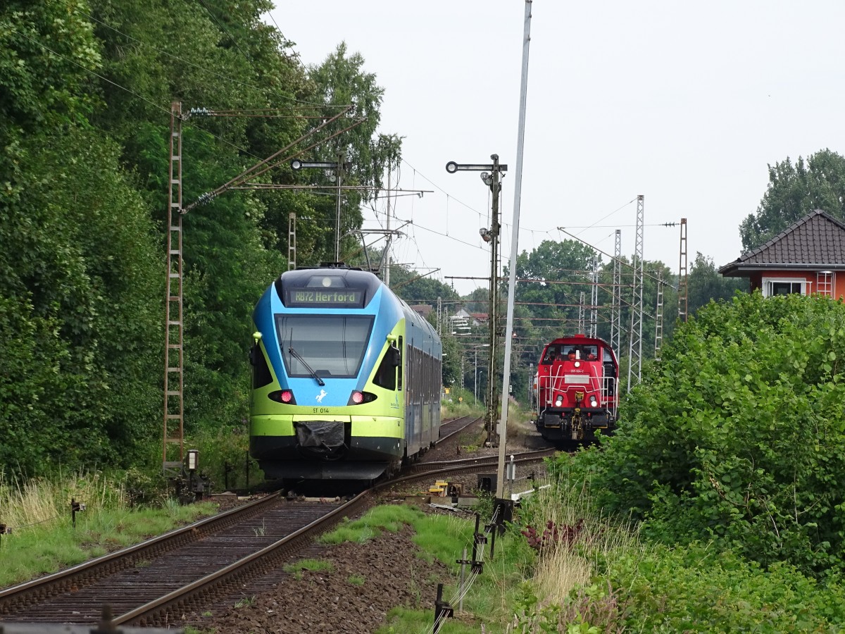 Die Gravita 265 004 wartet mit ihrer Übergabe zu den Kronospan-Werken im Bahnhof Leopoldstal die Zugkreuzung mit der Westfalenbahn nach Herford ab.
Aufgenommen am 04.08.2015