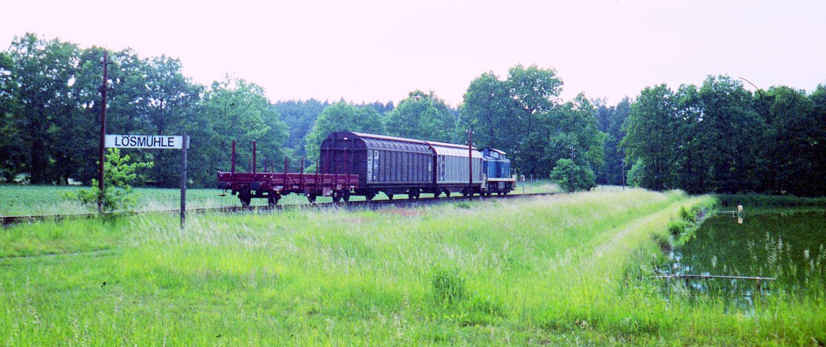 Die Gredl__Kurz-Güterzug nach Roth bei der Lösmühle. Der Güterverkehr nach Thalmässing wurde im Oktober 1997 eingestellt. Die dazwischen liegenden Wagenladungstarifpunkte Alfershausen, Eysölden und Heideck wurden bereits 1991 geschlossen. Mit Ende 2001 wurde der Güterverkehr komplett eingestellt, das betraf eigentlich nur noch den Wagenladungsverkehr mit der Firma Klingele in Hilpoltstein.__04-06-1993