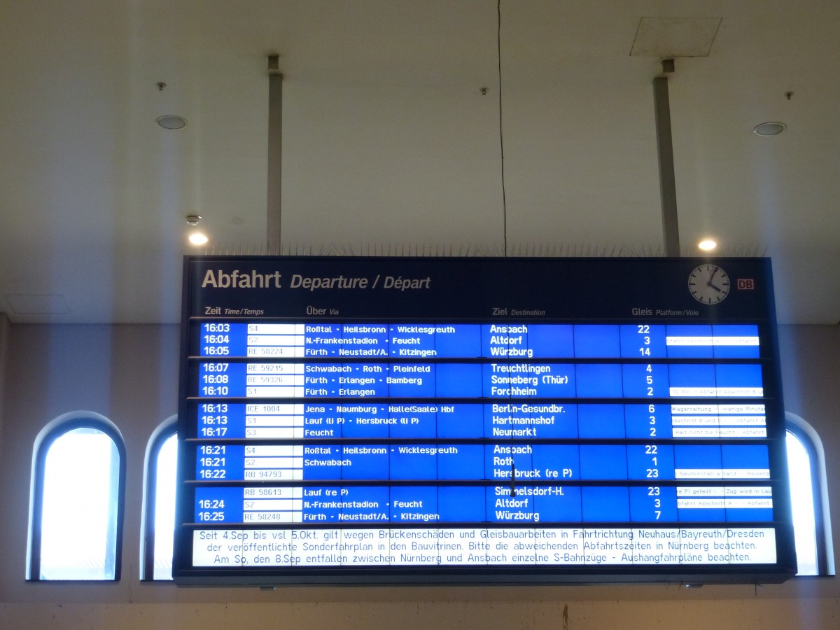 Die groe Anzeigentafel im Nrnberger Hbf am 6.September 2013.