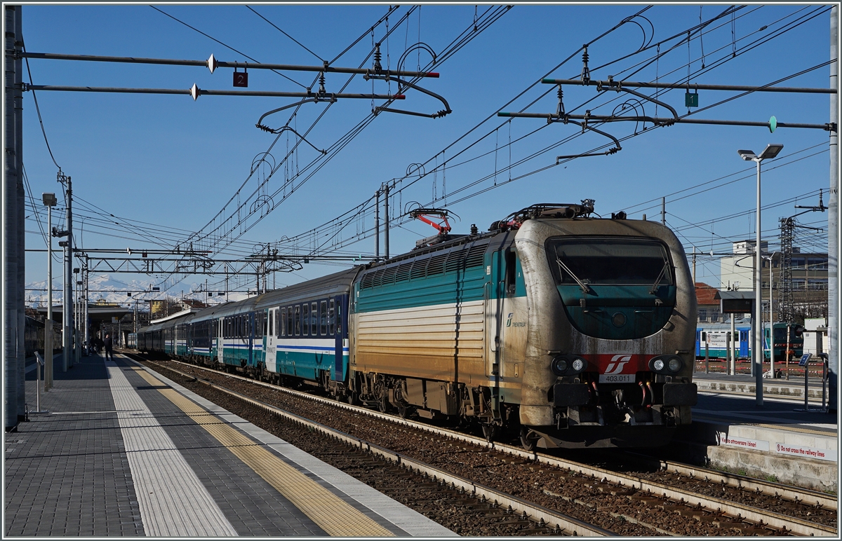 Die Grsse Italiens zeigt sich schon alleine daran, dass bereits am frhen Nachmittag schon Nachtzge unterwegs sind: Die FS Trenitalia E 403 011 hat mit dem IN 1595 um 14.47 Novara erreicht. Der Nacht-Zug fuhr um 13.35 in Torino PN ab, fhrt via Milano Porta Garibaldi, Parma, Firenze Campo di Marte, Roma Tiburtina, Sapri und Gioia Tauro nach Reggio di Calabria Centrale, wo er um 8.05 ankommt. 
1. Mrz 2016