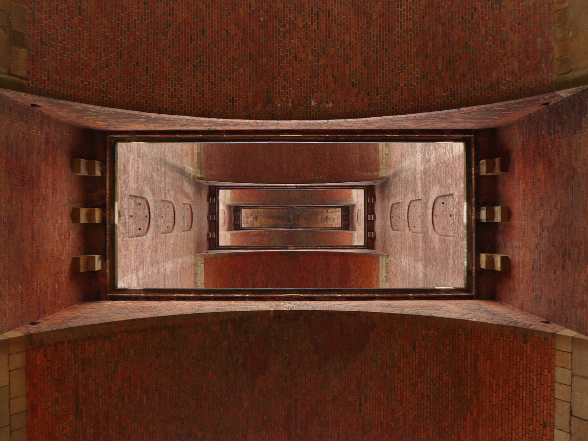 Die größte Ziegelsteinbrücke der Welt -
von unten gesehen.

Göltzschtalbrücke, 23. März 2016