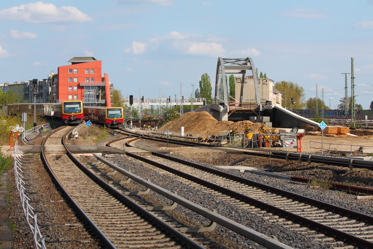 Die Großbaustelle Berlin Ostkreuz  mit Blickrichtung Osten nach Nöldnerplatz und Rummelsburg. 
So gesehen am 05.05.2016.
