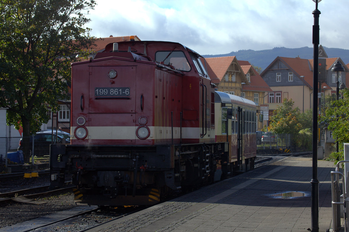 Die  Große   199 861-6 schiebt hier einen TW der Baureihe  187, ein Rangierer stieg ein, startete die 199 , stieg dann in den TW um und das Gespann setzte sich in Bewegung. Ich gehe davon aus, dass die 199 ferngesteuert werden kann. 06.10.2017 12:18 Uhr. Wernigerode.