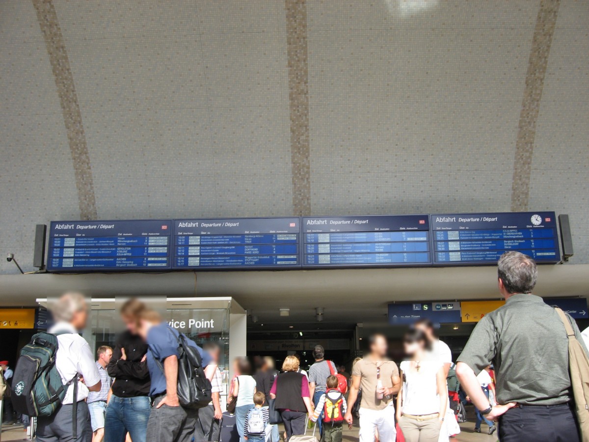 Die groe Abfahrtstafel in Kln Hbf am 15.9.06