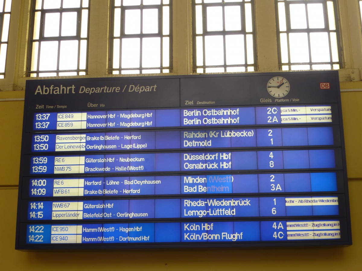 Die groe Anzeigentafel im Bielefelder Hbf am 19.August 2013.
