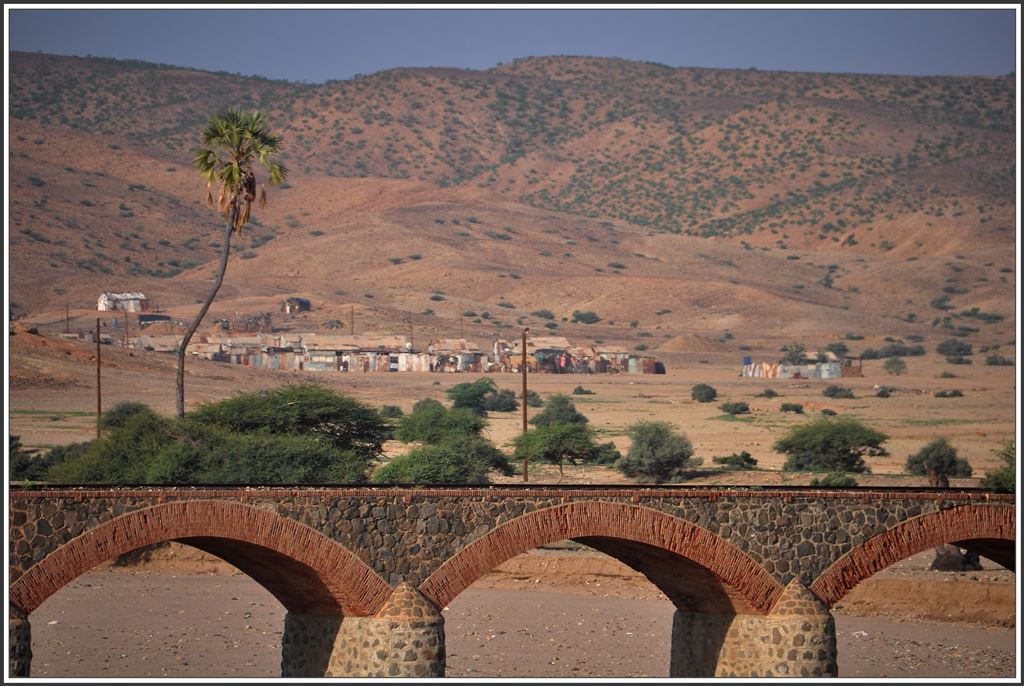 Die grosse Flussbrücke von Moncullo passt ausgezeichnet in die Halbwüste. (07.12.2014)