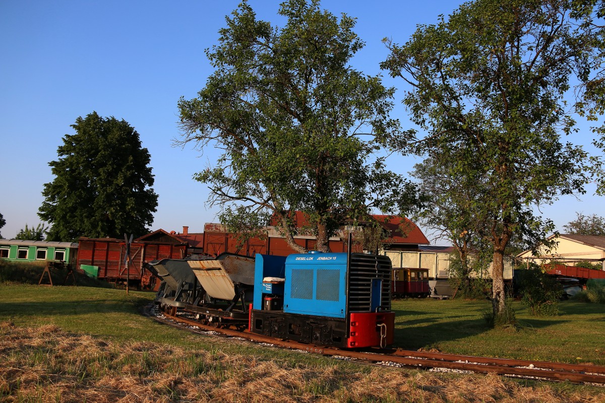 Die große Sammlung der Feldbahn Liebhaber aus Stainz beinhaltet auch einen beachtlichen Kipp-Loren Zug . Hier mit einer JW15 als Zuglok. 5.06.2015