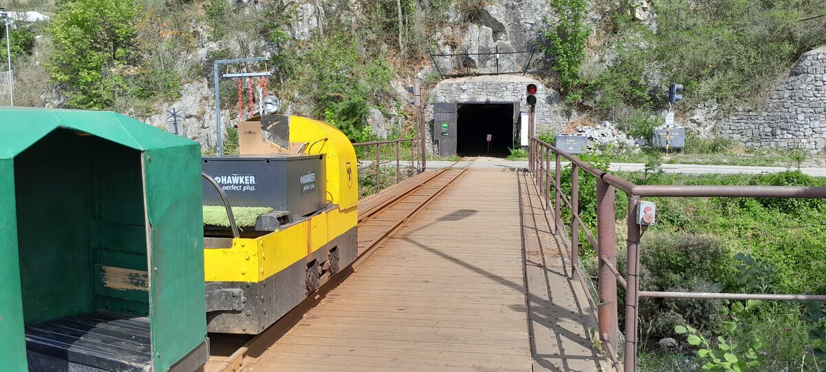 Die Grubenlok der Schaumine in Cesky Krumolv wartet am 27.08.2026 vor der Einfahrt noch auf Ihre Fahrg�ste. 