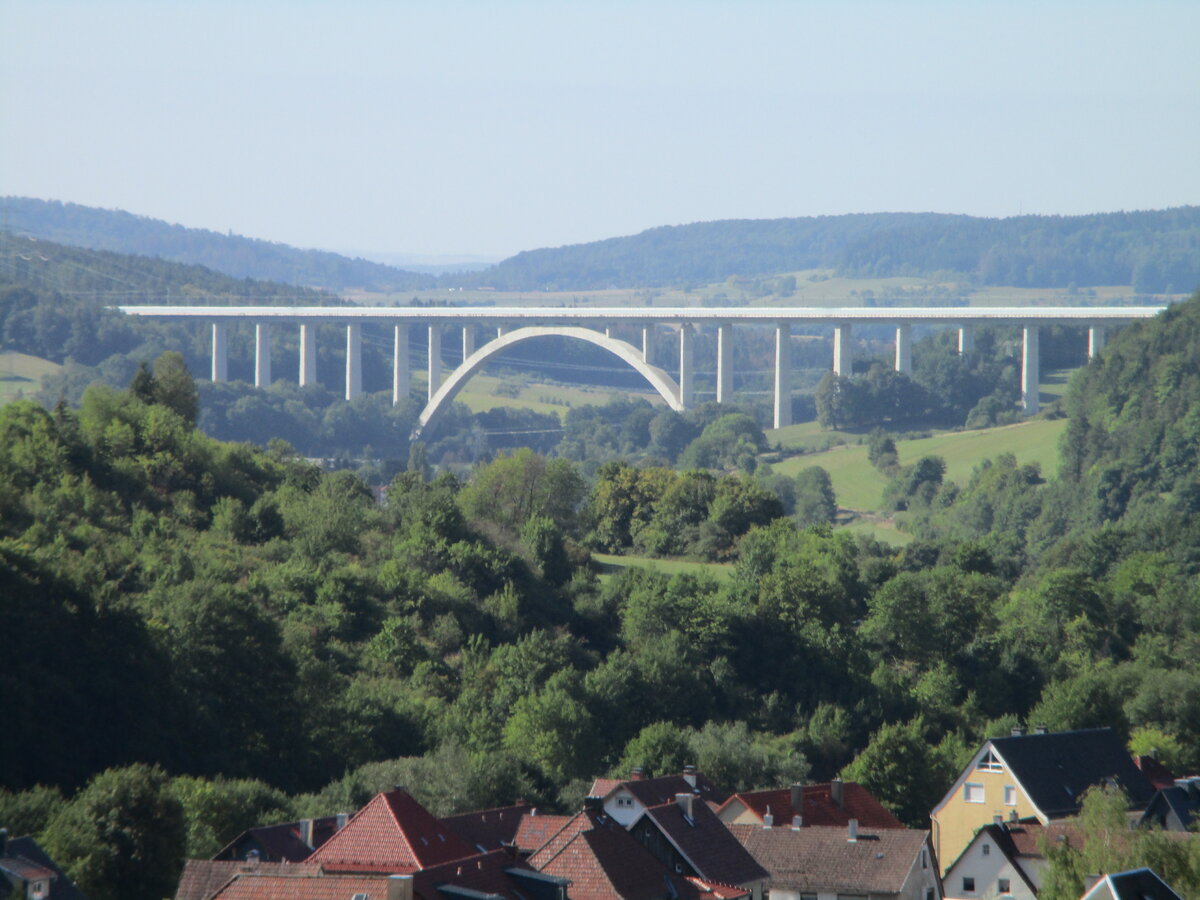 Die Grümpentalbrücke,am 28.August 2022,aufgenommen vom Frankenblick in Rauenstein.