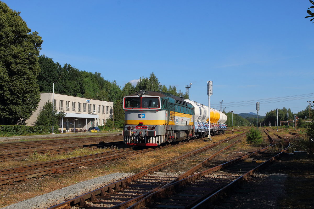 Die grün gelbe Blitz Brille 753 301 mit Zementzug  Zwiebelwagen  ist als Mn 86120 bereit zur Abfahrt von Brniště nach Decin. Aufgenommen am 05.08.2020