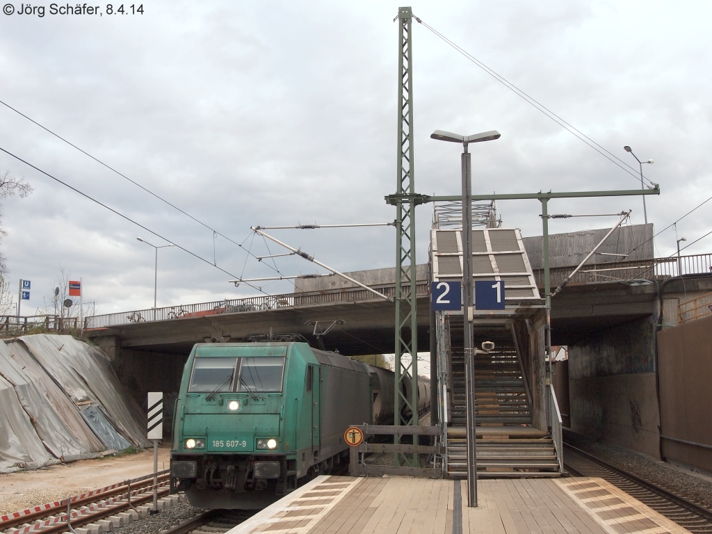 Die grüne 185 607 fuhr am 8.4.14 mit einem Güterzug Richtung Bamberg durch Fürth-Unterfarrnbach. Auch sehenswert war die Behelfskonstruktion für den Bahnsteigzugang zur Wüzburger Str.