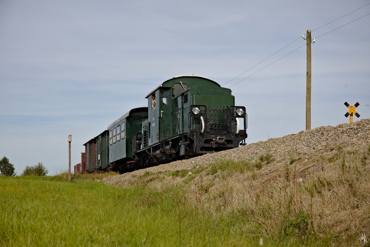 Die grüne 2091.02 auf der Strecke zwischen Heidenreichstein und Alt Nagelberg. Entstanden ist die Aufnahme bei Kleinpertholz. (19.09.2020)