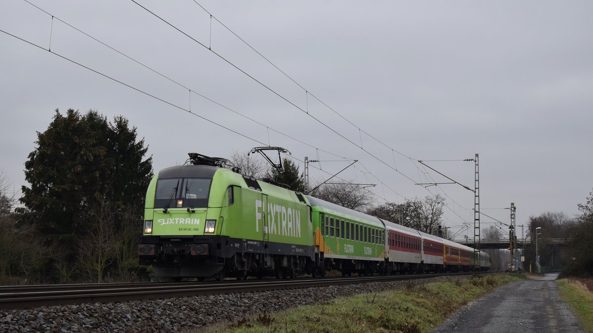 Die grüne Flixtrain-Lok 182 505, die seit Ende Januar 2019 auf der Linie 10 Berlin - Stuttgart unterwegs ist, an einem ihrer ersten Einsatztage mit dem FLX32631 nach Stuttgart kurz hinter Maintal Ost. Aufgenommen am 26.1.2019 11:23