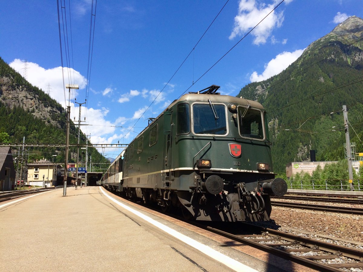 Die grüne Re 4/4 II Nr. 11161 der SBB verkehrte am Samstag, 10. Juni 2017 mit einem Extrazug (Gotthard-Panorama Express) aus dem Bahnhof Göschenen durch dem  alten  Gotthardtunnel via Airolo nach Bellinzona.(Handybild)