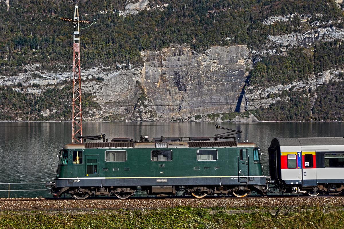 Die grüne Re 4/4 II 11161 saust mit einem Ic von Chur nach Zürich HB in Mühlehorn vorüber.Bild 27.10.2014