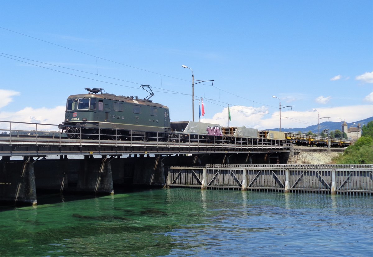 Die grüne SBB Re 420 330-3 ist am 16. Juli 2018 von Rapperswil nach Schwyz unterwegs und durchquert am frühen Nachmittag den Seedamm bei Hurden.