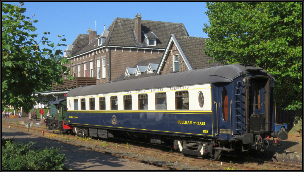 Die grüne Sik der ZLSM wartet mit dem Pullman Waggon auf die Ankunft des Zuges aus Kerkrade. Sonntagsszenario bei der Museumsbahn in den Niederlanden umweit von Aachen am 27.Sept.2015.