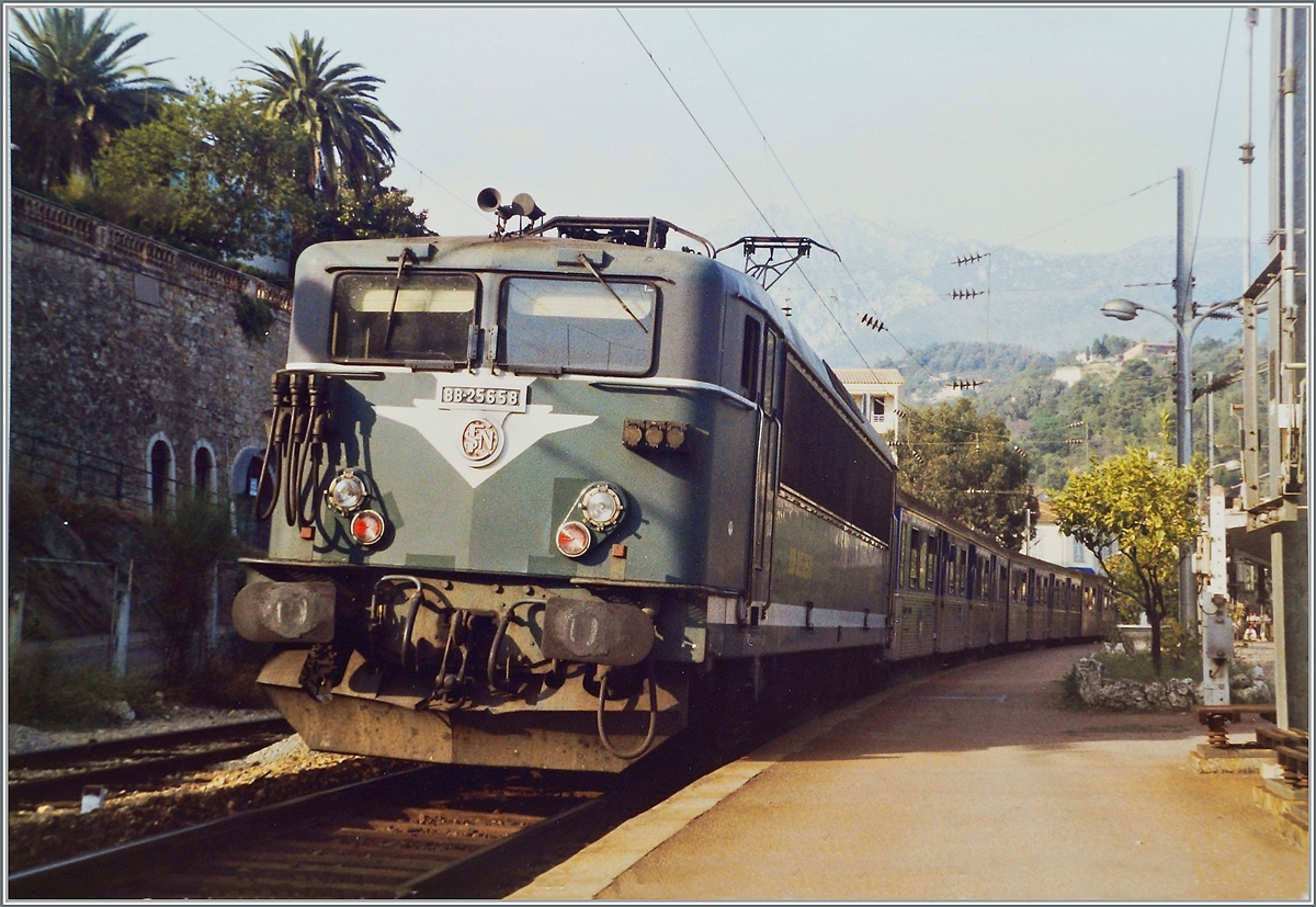 Die grüne SNCF BB 25658 macht mit ihrem RIO-Wendezug in Menton einen kurzen Stop. Damals waren die Nahverkehrsleistungen zwischen Ventimiglia und Cannes fest in der Hand dieser Lok-Baureihe.

Im September 1987

