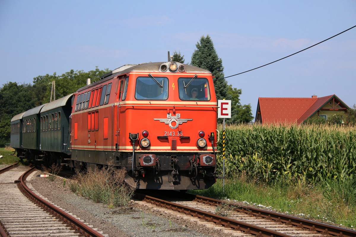 Die  Grünzeugernte  musste kurzfristig unterbrochen werden ,..... 

2143.35 mit Ihrem Sonderzug gen Bad Radkersburg am 25.Juli 2015
