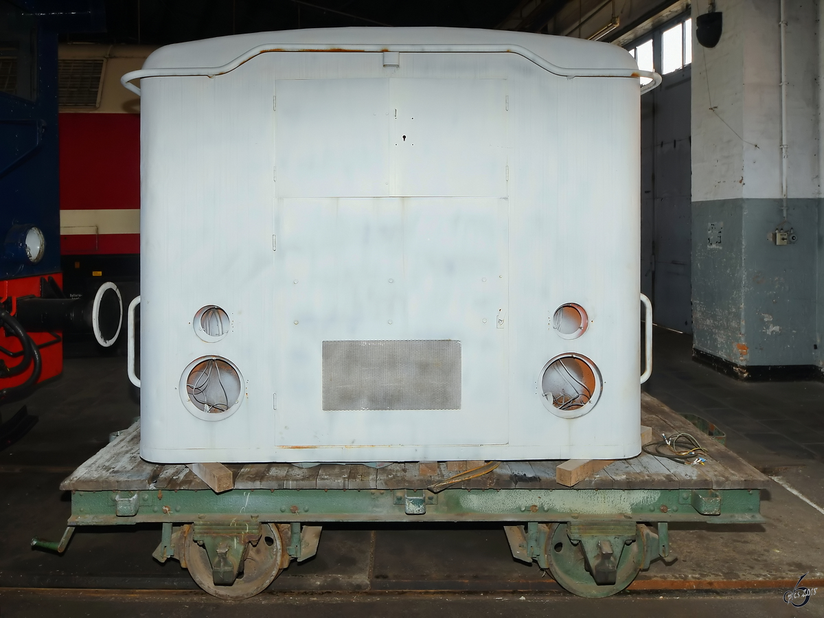 Die grundierte Nase der Rangierlokomotive 106 100-1. (Eisenbahnmuseum Arnstadt, August 2018)