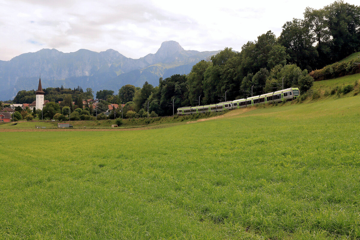 Die Gürbetalstrecke der BLS wird auch von den Flügelzügen Thun-Bern-Burgdorf-Solothurn/Sumiswald bedient. Im Aufstieg von Uetendorf sind die beiden Züge  Lötschberger  Nr.124 nach Solothurn + NINA 018 nach Sumiswald. 8.August 2023 