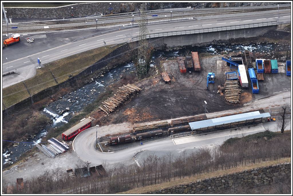 Die Güteranlage von Campocologno dient vor allem dem Umschlag von Stammholz und Mineraloel. (21.02.2014)