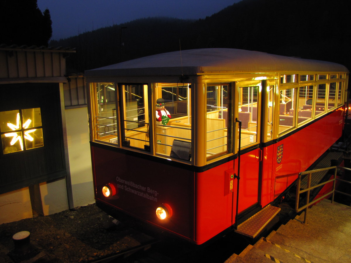 Die Güterbühne der Oberweißbacher Bergbahn als RB 29843 aus Lichtenhain, am 26.11.2016 in Obstfelderschmiede. Bis auf einen Fahrgast sind bereits alle ausgestiegen...