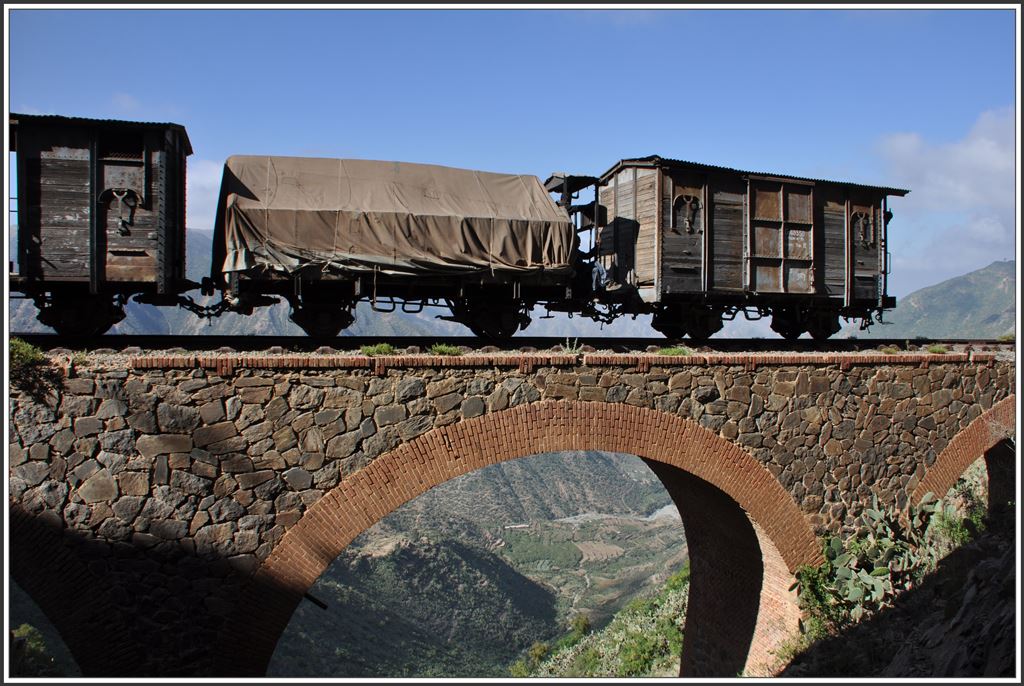 Die Güterwagen schweben zwischen Himmel und Erde. (08.12.2014)