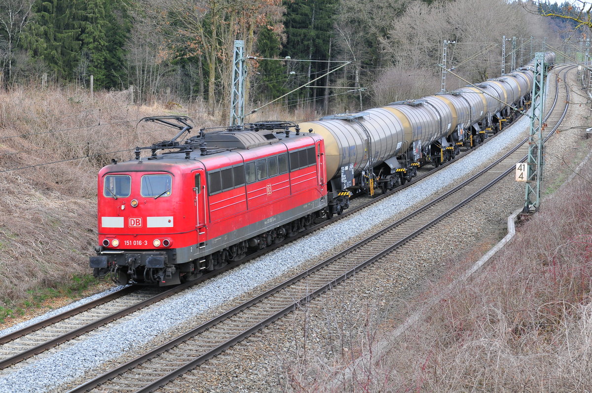 Die Güterzug-Elektrolokomotive 151 016-3 der DB mit einem Kesselzug Umleiter aus Burghausen in Richtung Ingolstadt am 28.03.16 in der Nahe von Grabenstätt im Chiemgau.