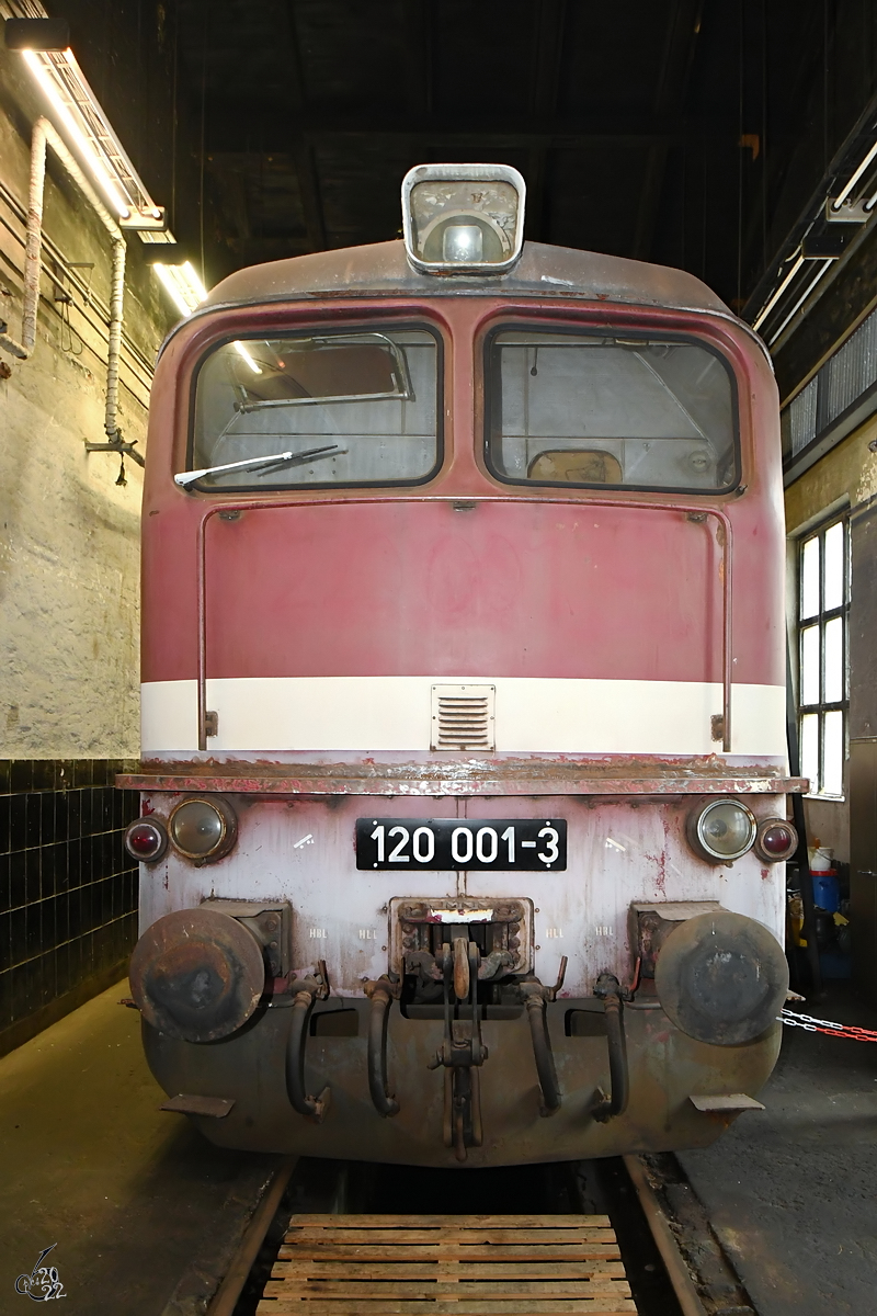 Die Güterzugdiesellokomotive 120 001-3, eine für die DDR gebaute Variante der sowjetischen Bauart M62 wurde 1966 in der Lokomotivfabrik Luhansk als V 200 001 gebaut. (Mecklenburgisches Eisenbahn- und Technikmuseum Schwerin, März 2022)