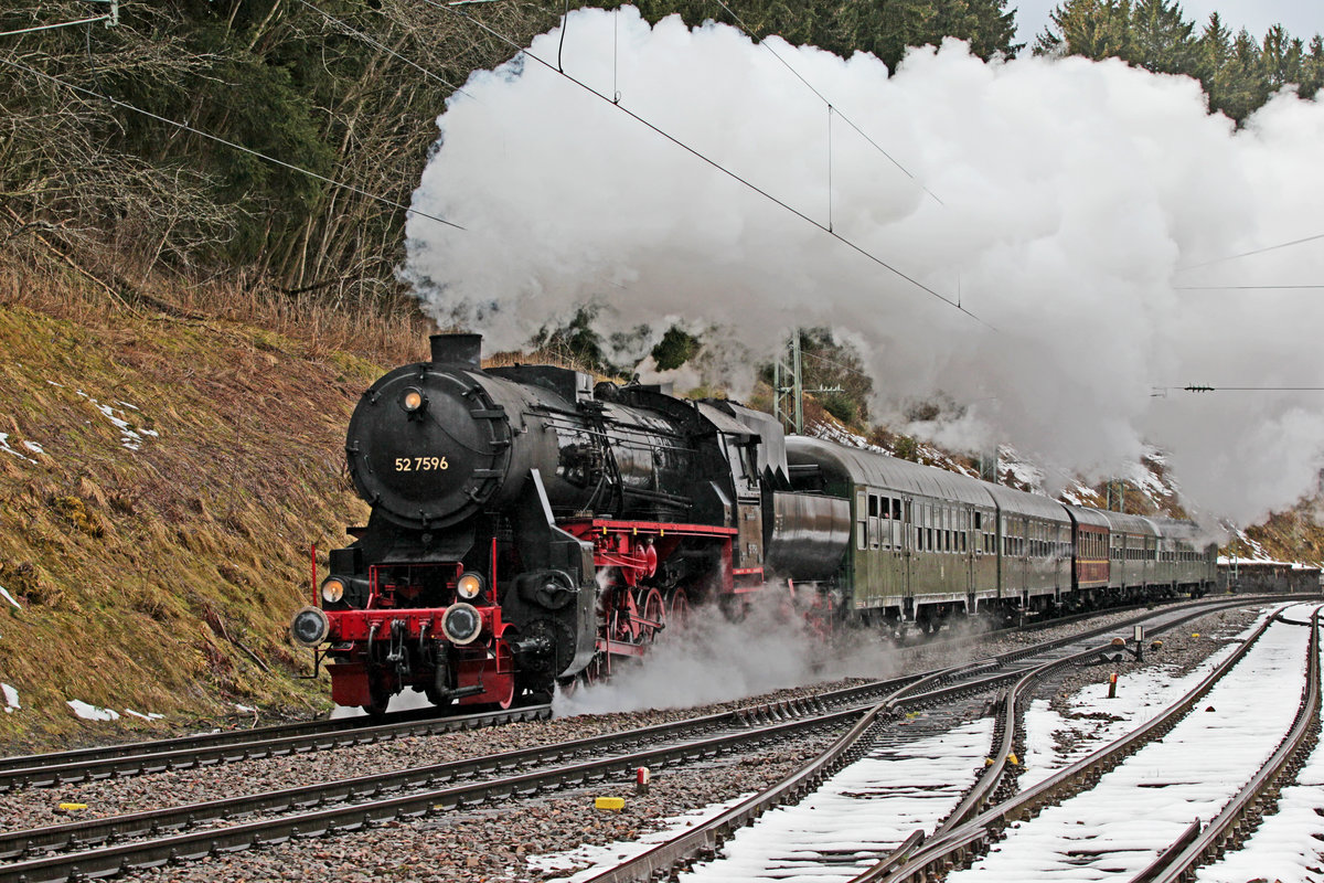 Die Güterzugsdampflokomotive 52 7596 kurz nach der Ausfahrt des Sommerautunnels, fährt mit einem Sonderzug aus Hausach nach St.Georgen und zurück bei vorüber.Bild Sommerau/St.Georgen vom 28.3.2016