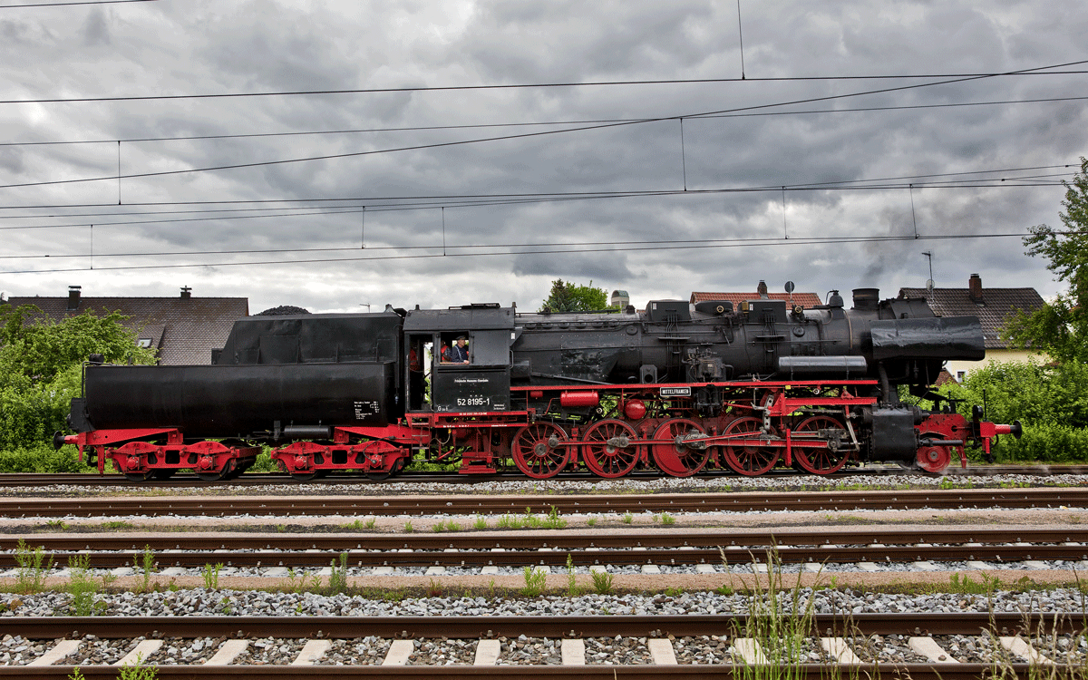 Die Güterzugsdampflokomotive 52 8195-1 rangiert im Bahnhof Saal an der Donau.Bild vom 25.5.2017