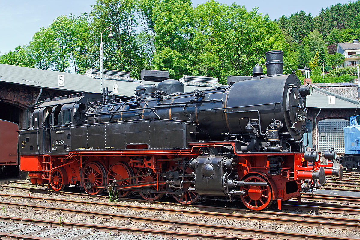 Die Güterzugtenderlokomotive 93 230, ex DR 93 230, ex Preußische T 14 Erfurt 8526, am 07.06.2014 im Eisenbahnmuseum Dieringhausen (Leihgabe des Verkehrsmuseums Dresden). 

Die Lokomotiven vom Typ Preußische T 14 waren für den Güterzugdienst und den sonntäglichen Ausflugsverkehr auf den Strecken der Berliner Stadtbahn vorgesehen. Später wurde die T 14 auch von anderen Direktionen für den Güterzugdienst auf Hauptbahnen und auch den Personenzugdienst beschafft. Insgesamt wurden für die Preußischen Staatseisenbahnen in den Jahren 1914 bis 1918 insgesamt 457, für die Reichseisenbahnen in Elsaß-Lothringen 40 Lokomotiven dieses Typs gebaut.

Durch eine unglückliche Lastverteilung war die Achslast der hinteren Laufachse mit 169,7 kN höher als die der Treibachsen.   

Die T 14 wurde 1917 bei Union-Gießerei Lokomotivfabrik und Maschinenbauanstalt in Königsberg unter der Fabriknummer 2315 gebaut und an die Preußische Staatsbahn (P.St.B.) als T 14 Erfurt 8526 geliefert.

TECHNISCHE DATEN:
Spurweite:  1435 mm (Normalspur)
Achsformel:  1'D1'
Gattung: Gt 46.18
Länge über Puffer:  13.800 mm
Dienstmasse:  97,6 t
Reibungsmasse:  63,4 t
Radsatzfahrmasse:  16,9 t
Höchstgeschwindigkeit:  65 km/h
Indizierte Leistung:  998 PS (734 kW=
Treibraddurchmesser:  1.350 mm
Laufraddurchmesser vorn:  1.000 mm
Laufraddurchmesser hinten:  1.000 mm
Zylinderdurchmesser:  600 mm
Kolbenhub:  660 mm
Kesselüberdruck:  12 bar
Rostfläche:  2,49 m²
Überhitzerfläche:  50,28 m²
Verdampfungsheizfläche:  126,62 m²