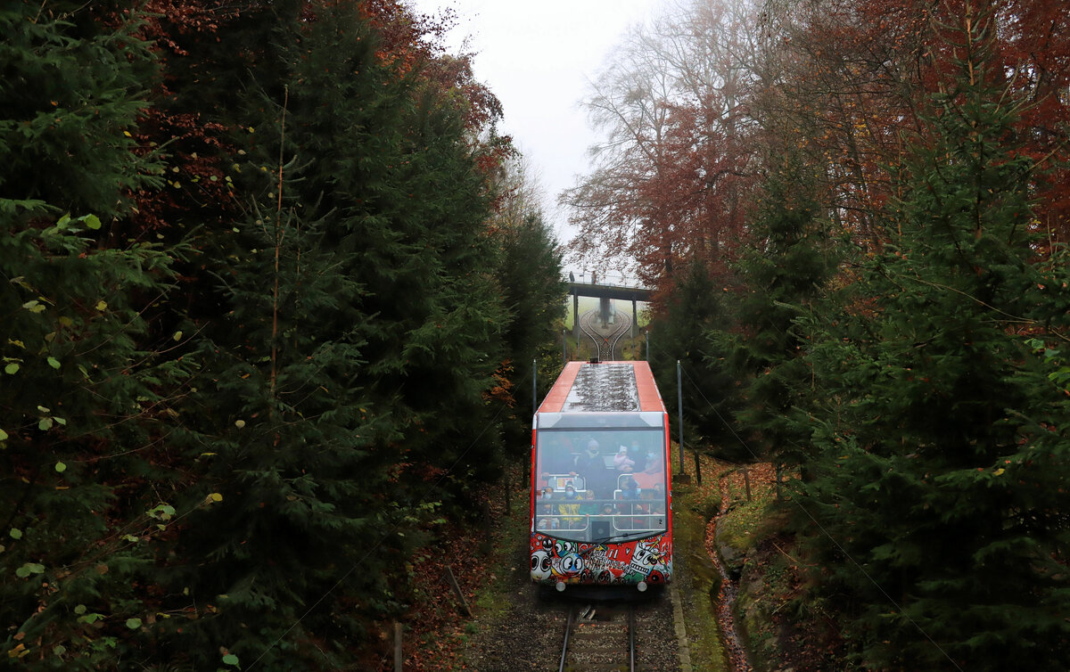 Die Gurtenbahn, die Standseilbahn auf den Berner Hausberg: Wagen 2 kommt aus einer unsichtbaren Welt. 21.November 2021 