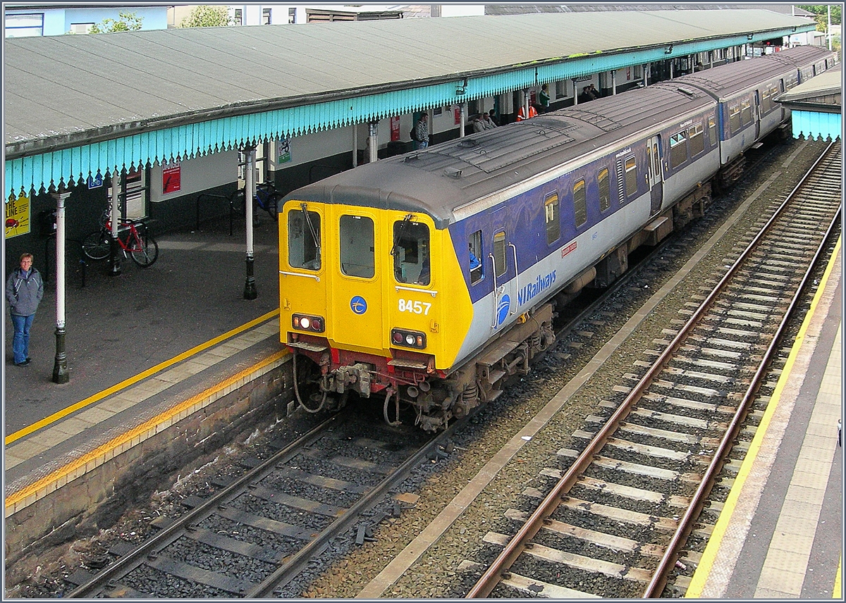 Die gut 12 km lange Stichstrecke von Coleraine nach Portrush wird in der Regel von den älteren Dieseltriebwagen der Serie 8000 bedient. 
Sie verkehren stündlich und vermitteln in Coleraine an die zweistündlch und hier kreuzenden Züge von Belfast nach Derry (bzw. Derry - Belfast) gute Anschlüsse. 
22. September 2007  