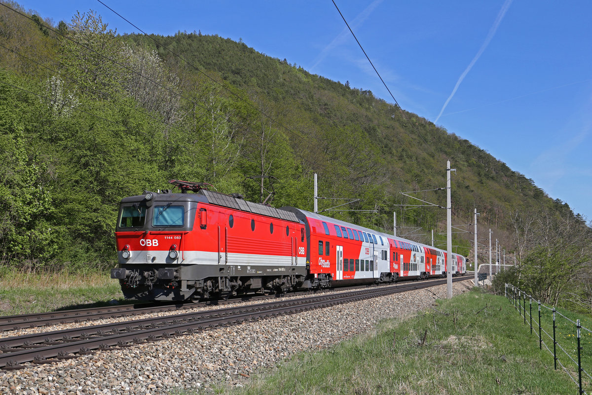 Die gut gepflegte 1144.083 fährt mit ihren Reg. kurz vor Payerbach. 20.4.18