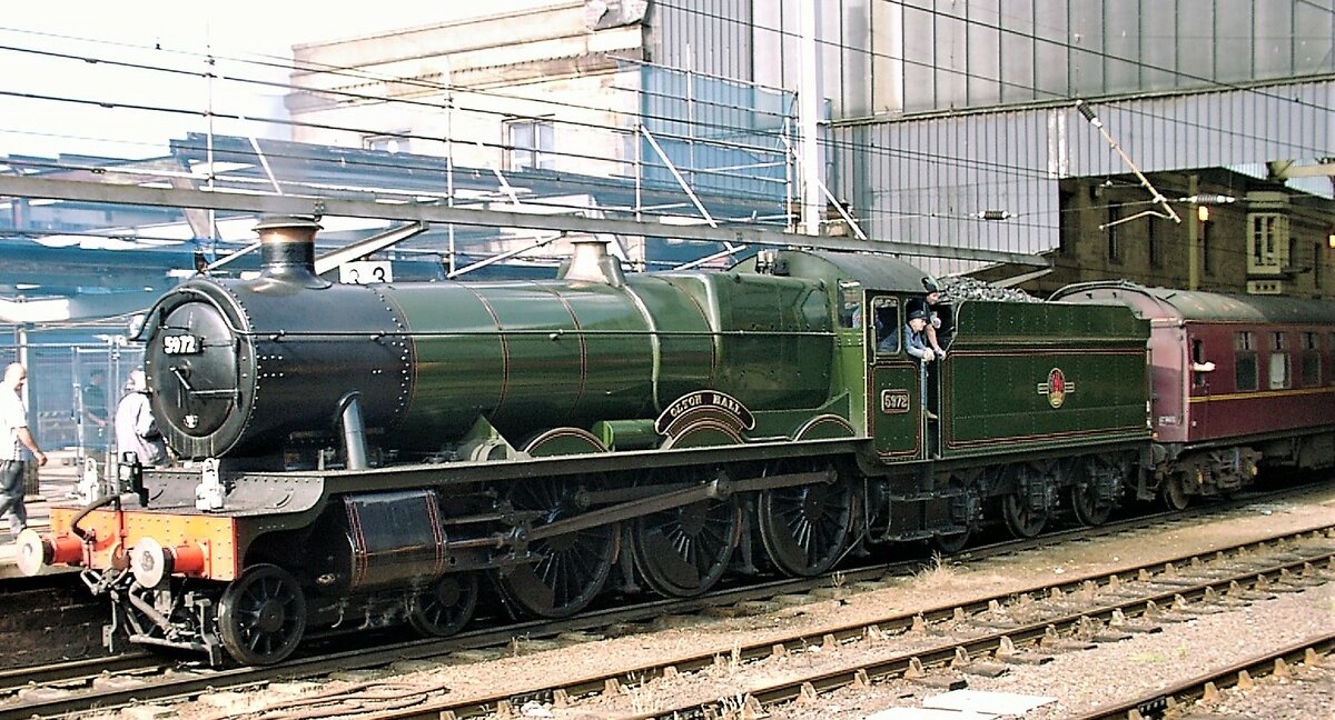Die GWR 4900 Class 5972 Olton Hall, Baujahr 1937, ist eine erhaltene Lokomotive der Great Western Railway Hall Class. Hier steht sie in der Originalfarbe vor unserem Sonderzug in Carlisle am 28.8.2000.

In den Harry-Potter-Filmen wird die Lokomotive dargestellt, wie sie den Hogwarts Express zieht. Bei den Dreharbeiten trug die Olton Hall einen  Hogwarts Express -Kopfteil auf der Rauchkammer, auf dem das Schulwappen von Hogwarts zu sehen war. Das gleiche Emblem ist als Teil des  Hogwarts Railways -Symbols auf dem Tender und den Waggons zu sehen. Es behielt seine GWR-Nummer von 5972, aber mit alternativen Typenschildern ausgestattet, die die Lok  Hogwarts Castle nannten. Es ist in einer purpurroten Lackierung lackiert, eine Sonderfarbe, da GWR-Lokomotiven traditionell grn verwendeten.