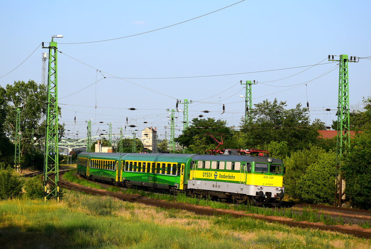 Die GySEV 430 329 mit dem IC 946 kurz nach der Abfahrt aus Bf. Komárom.
30.06.2022.