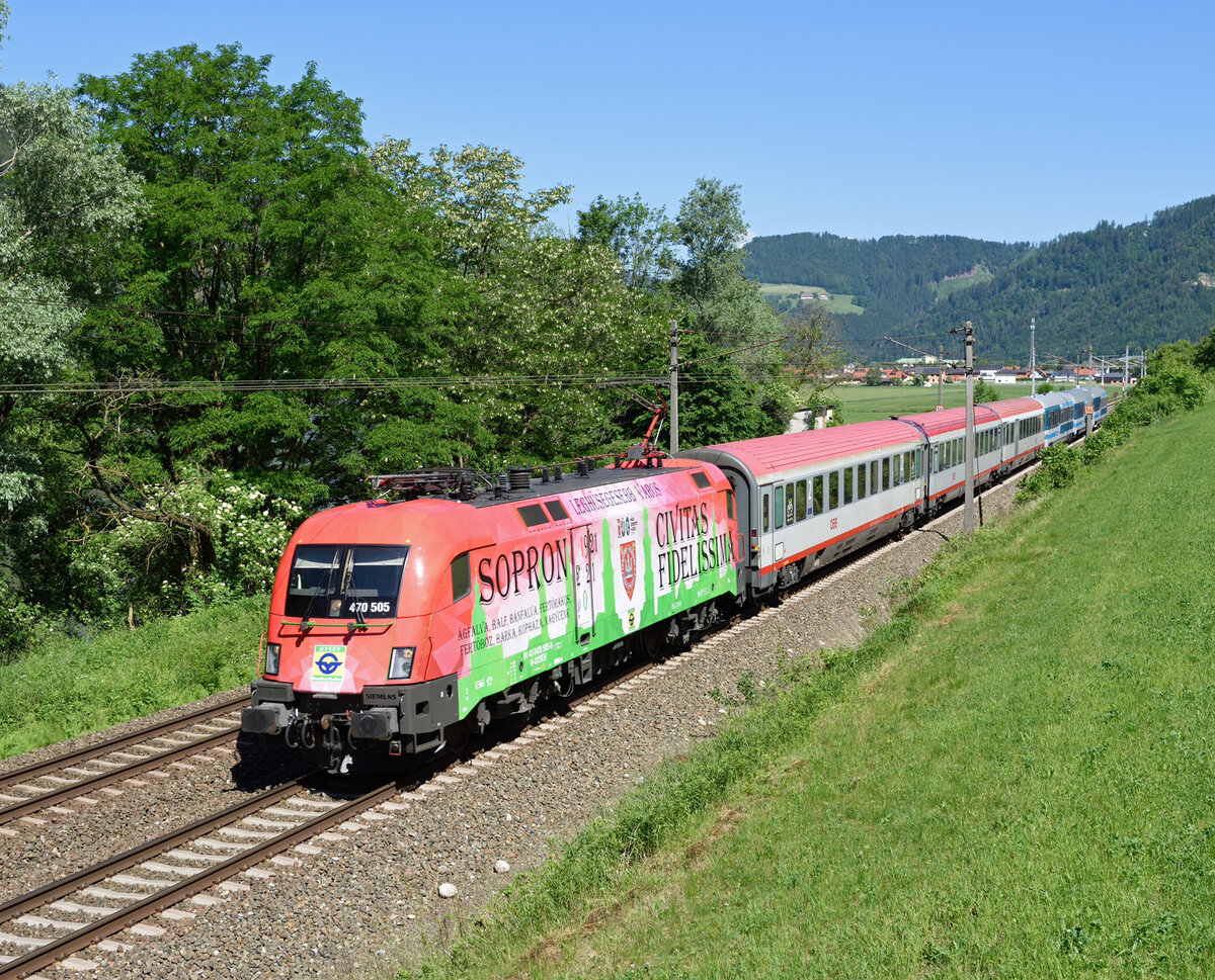 Die GySEV 470 505 erstrahlt seit wenigen Tagen in neuen Farben, die  Wassermelone 
(erinnert das Design doch stark an diese Frucht) warn an 14. Juni 2021 dem EC 151  Emona  vorgespannt und wurde von mir in Mixnitz fotografiert.