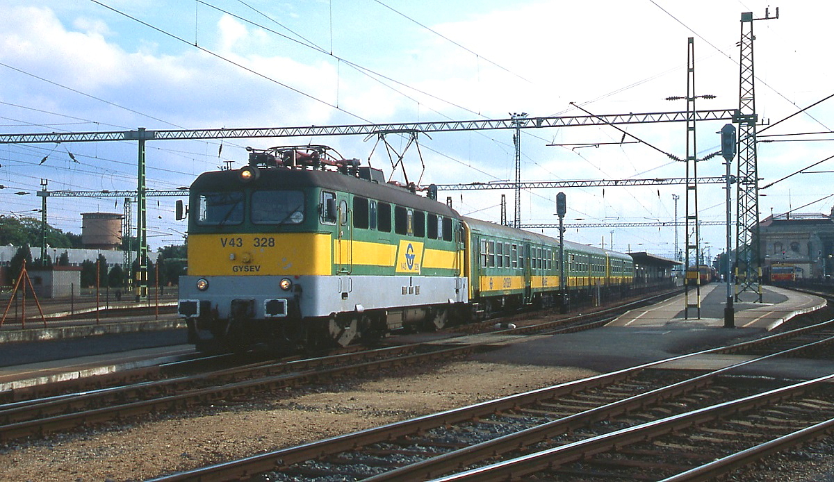 Die GYSEV-V43 328 verlässt im Oktober 2004 den Bahnhof Szombathely