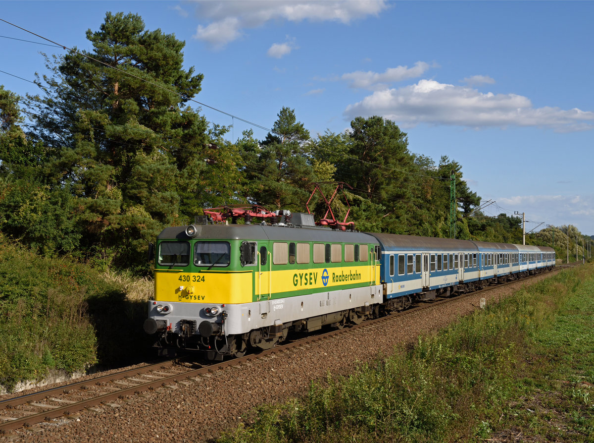Die GySEV V43 430 324 hat den Bahnhof der  berühmte Porzellanstadt Herend mit dem D9006 bereits verlassen, nächster Halt Szentgál. Fotografiert am 19. September 2019.