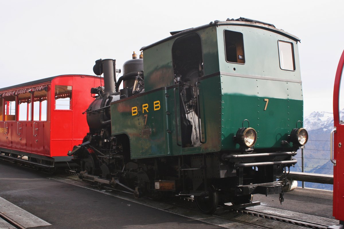Die H 2/3 7 steht im Bahnhof Brienz Rothorn bereit, um in wenigen Minuten ins Tal zu fahren.

Brienz Rothorn, 12.10.2019