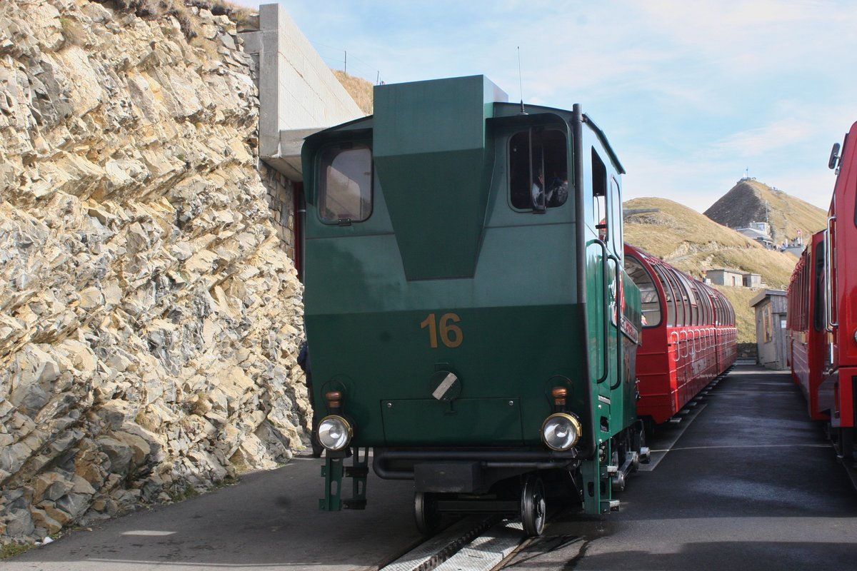 Die H 2/3 der Brienzer Rothornbahn wartet auf der Bergstation auf die nächsten Passagiere, um sie ins Tal nach Brienz zu bringen.

Brienz Rothorn, 12.10.2019