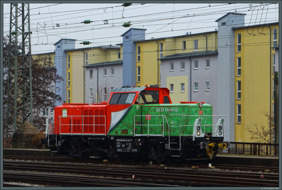Die H3-Hybridlok 1002 009-1 von Alstom wartet am 02.02.2019 in Nürnberg Hbf auf weitere Einsätze. Im Rahmen des Forschungsprojekts  DB ECO Hybrid  soll die Praxistauglichkeit der Hybridlokomotiven getestet werden. Laut DB sparen die Hybridloks ca. 35 % Dieselkraftstoff gegenüber vergleichbaren Dieselloks.