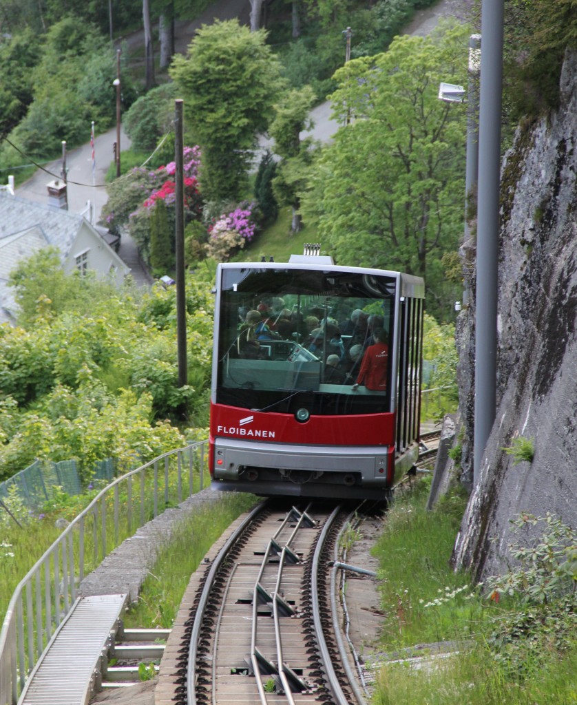 Die eine Hälfte der Standseilbahn Floibanen auf den Bergener Hausberg Floyen, Norwegen. Aufgenommen am 24. Juni 2015