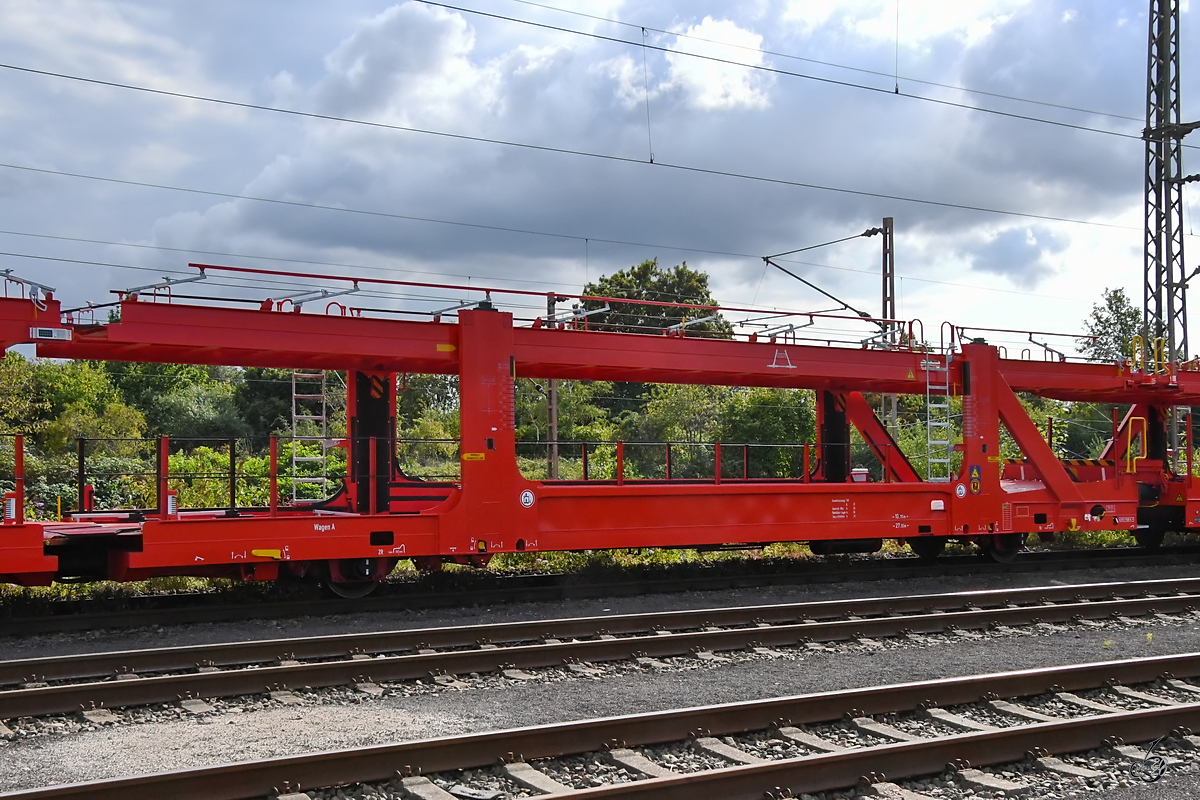 Die Hälfte einer zweigliedrigen Kraftfahrzeugtransporteinheit mit vier Radsätzen war in der Nähe des ehemaligen Bahnbetriebswerkes in Gelsenkirchen-Bismarck abgestellt. (September 2019)