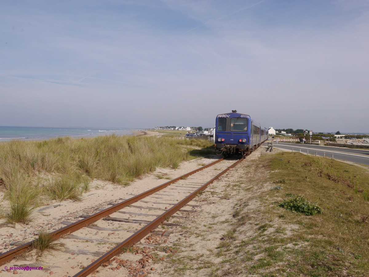 Die Halbinsel Quiberon an der bretonischen Küste ist durch eine schmale Landenge, einen Istmus, mit dem Festland verbunden. Die nahegelegene Hatestelle heißt denn auch einfach L'Isthme  Der Istmus . An dieser Stelle ist hier ein TER Regionalzug von Quiberon nach Auray unterwegs. Er besteht aus den Fahrzeugen SNCF-X2144+XR6170+XR6169+X2142. Die beiden Triebwagen laufen an den beiden Zugenden und in der Mitte sind die beiden Beiwagen eingestellt. Leider verkehren hier nur in der touristischen Hochsaison Züge, die aber gut frequentiert sind. 2014-07-22 L'Isthme