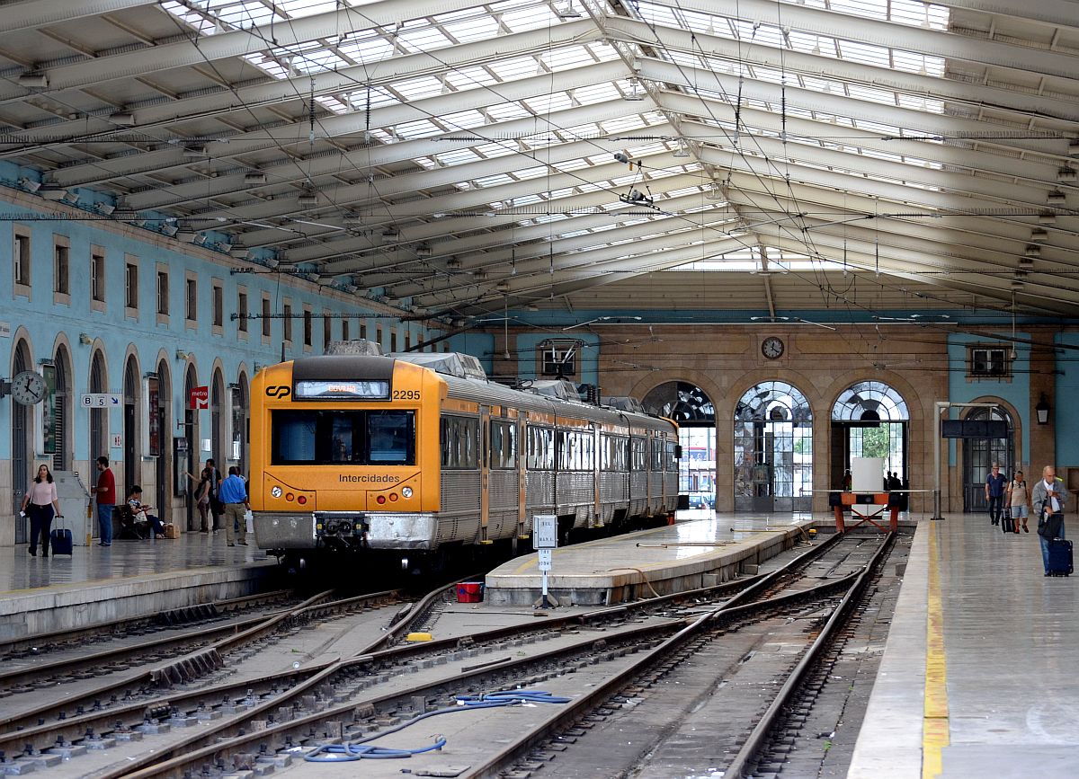 Die Halle des Kopfbahnhofs  Santa Apolónia  in Lissabon mit einem Intercidades-Triebzug. 20.9.2014