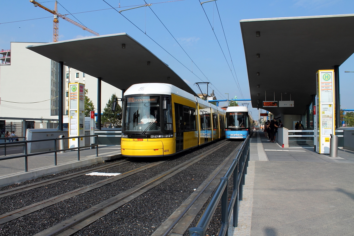 Die Haltestelle der BVG Berlin Hauptbahnhof am 01.09.2015.
Innerhalb weniger Minuten ändert sich das Bild.
Zwei Flexity`s in der neuen Haltestelle.
