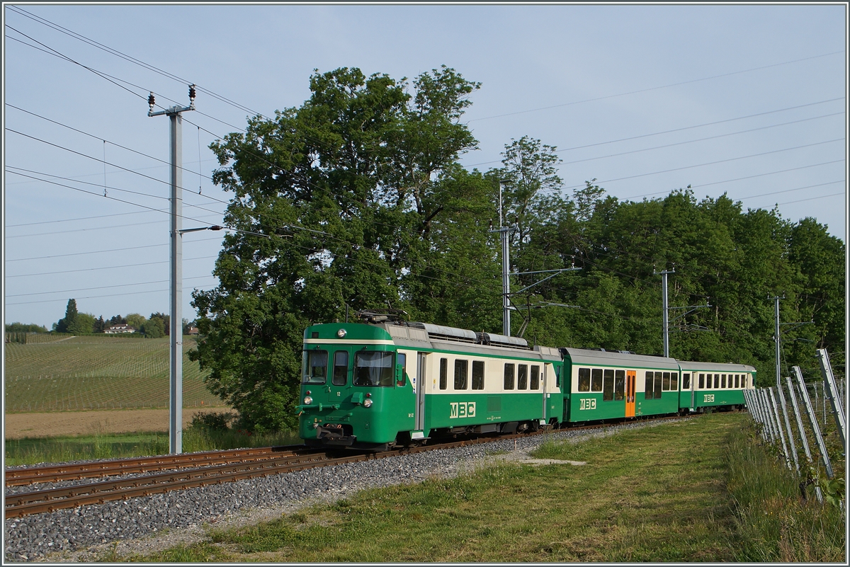 Die Haltestelle Chigny baut die BAM zur Zeit zu einer Kreuzungsstation aus, damit künftig Fahrplanverdichtung angeboten werden können. 
Hier hat der BAM Be 4/4 12 als Regionalzug 109 die (noch verschraubte) Einfahrweiche der neuen Station erreicht.
12. Mai 2015